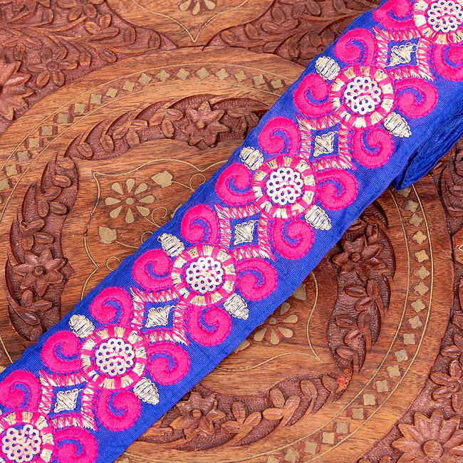チロリアンテープ　メーター売 - 金糸が美しい　更紗模様のゴータ刺繍  〔幅:約5.8cm〕 紋章 9 - 2：青ピンク