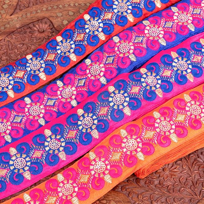 チロリアンテープ　メーター売 - 金糸が美しい　更紗模様のゴータ刺繍  〔幅:約5.8cm〕 紋章の写真1枚目です。インドではサリーの飾り付けなどに使われています。衣服以外にも、バッグやカーテンなどなど、様々な用途にご使用いただけます。Gota embroidery,刺繍,更紗,ラジャスタン,チロリアンテープ,手芸,花柄,エスニック,リボン,チロルテープ,手芸テープ,手芸用品