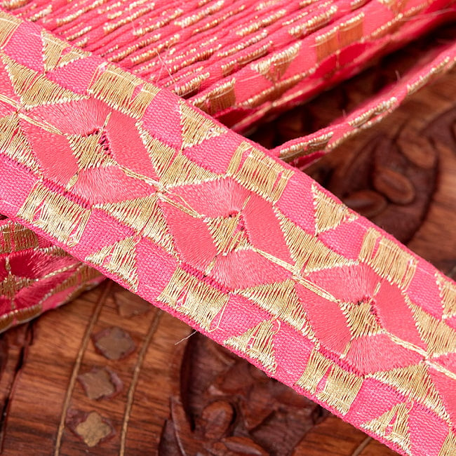 チロリアンテープ　メーター売 - 金糸が美しい　更紗模様のゴータ刺繍  〔幅:約3cm〕 ひし形 2 - 拡大写真です