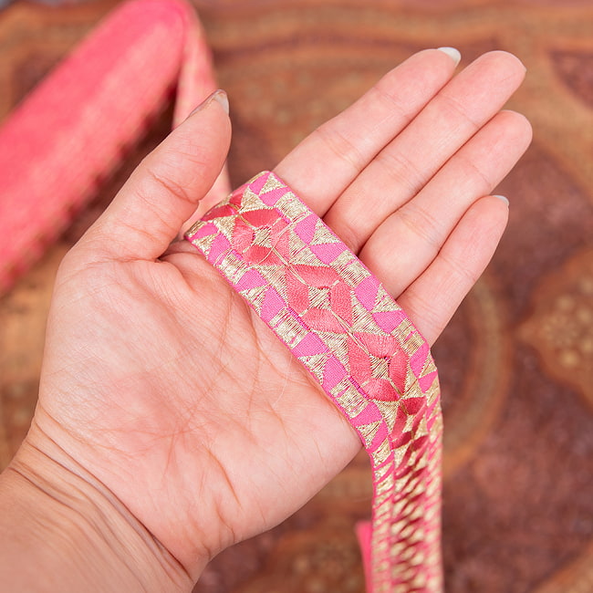 チロリアンテープ　メーター売 - 金糸が美しい　更紗模様のゴータ刺繍  〔幅:約3cm〕 ひし形 7 - 横幅はこのくらい