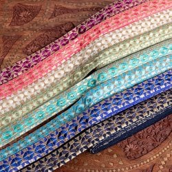 チロリアンテープ　メーター売 - 金糸が美しい　更紗模様のゴータ刺繍  〔幅:約3cm〕 ひし形