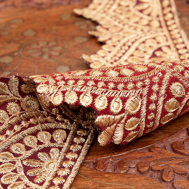 チロリアンテープ　メーター売 - 金糸が美しい　更紗模様のゴータ刺繍  〔幅:約6.5cm〕 メヘンディ 暖色 4 - 別の角度からの写真です