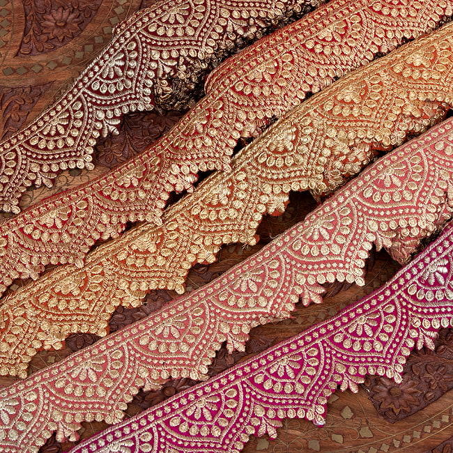 チロリアンテープ　メーター売 - 金糸が美しい　更紗模様のゴータ刺繍  〔幅:約6.5cm〕 メヘンディ 暖色の写真1枚目です。インドではサリーの飾り付けなどに使われています。衣服以外にも、バッグやカーテンなどなど、様々な用途にご使用いただけます。Gota embroidery,刺繍,更紗,ラジャスタン,チロリアンテープ,手芸,花柄,エスニック,リボン,チロルテープ,手芸テープ,手芸用品