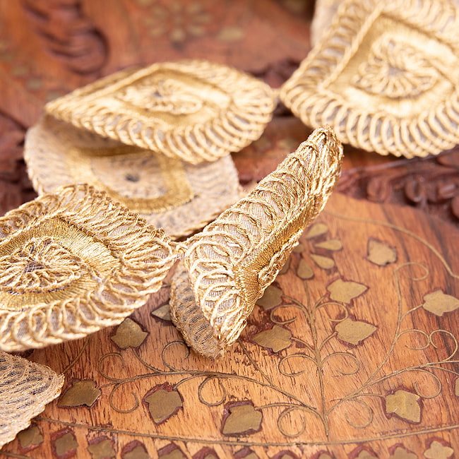 チロリアンテープ　メーター売 - 金糸が美しい　更紗模様のゴータ刺繍〔幅:約5.7cm〕 - 貝殻 4 - 別の角度から