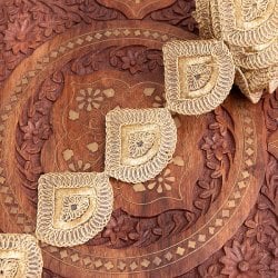 チロリアンテープ　メーター売 - 金糸が美しい　更紗模様のゴータ刺繍〔幅:約5.7cm〕 - 貝殻