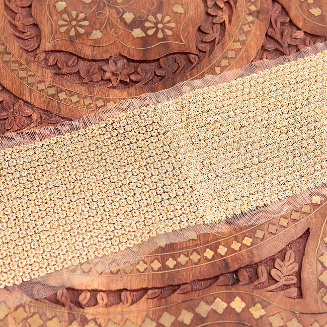 チロリアンテープ　メーター売 - 金糸が美しい　更紗模様のゴータ刺繍〔幅:約8cm〕 - 綺羅星 6 - 手にとってみました