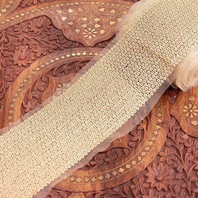 チロリアンテープ　メーター売 - 金糸が美しい　更紗模様のゴータ刺繍〔幅:約8cm〕 - 綺羅星の写真1枚目です。インドではサリーの飾り付けなどに使われています。衣服以外にも、バッグやカーテンなどなど、様々な用途にご使用いただけます。Gota embroidery,刺繍,更紗,ラジャスタン,チロリアンテープ,手芸,花柄,エスニック,リボン,チロルテープ,手芸テープ,手芸用品