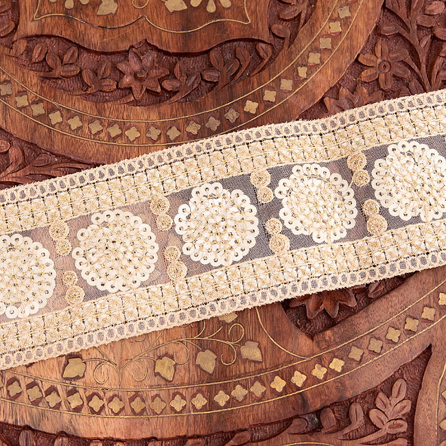 約9m チロリアンテープ ロール売 - 金糸が美しい　更紗模様のゴータ刺繍〔幅:約6.5cm〕 - マハル 5 - 裏面はこのようになっております