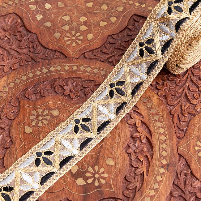 チロリアンテープ　メーター売 - 金糸が美しい　更紗模様のゴータ刺繍  〔幅:約4cm〕 - みつ葉 10 - 3：モノトーン