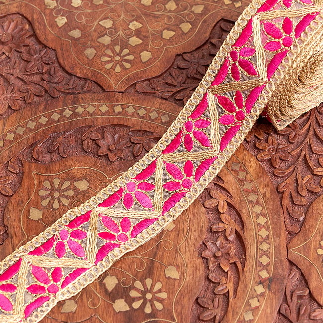 チロリアンテープ　メーター売 - 金糸が美しい　更紗模様のゴータ刺繍  〔幅:約4cm〕 - みつ葉 12 - 5：ピンク