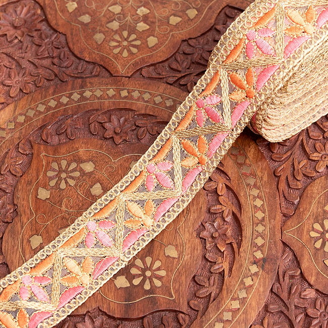 チロリアンテープ　メーター売 - 金糸が美しい　更紗模様のゴータ刺繍  〔幅:約4cm〕 - みつ葉 13 - 6：ｱﾌﾟﾘｺｯﾄ