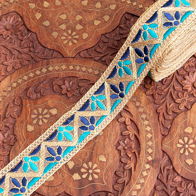 チロリアンテープ　メーター売 - 金糸が美しい　更紗模様のゴータ刺繍  〔幅:約4cm〕 - みつ葉 14 - 7：青