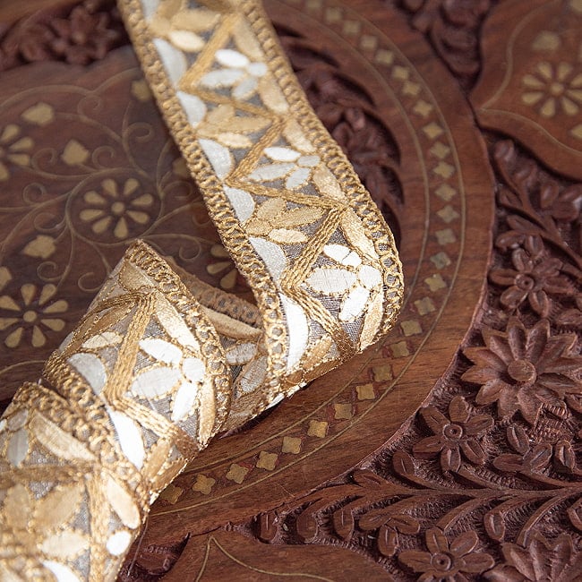 チロリアンテープ　メーター売 - 金糸が美しい　更紗模様のゴータ刺繍  〔幅:約4cm〕 - みつ葉 15 - 光にあたると、また綺麗