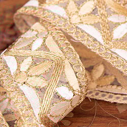 約9m チロリアンテープ ロール売 - 金糸が美しい　更紗模様のゴータ刺繍  〔幅:約4cm〕 - みつ葉 - サブ2