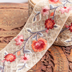 【全3色】チロリアンテープ　メーター売 - 金糸が美しい　　更紗模様のゴーダ刺繍〔幅:約6cm〕 - 格子と蔦模様 - サブ2