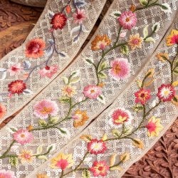 【全3色】チロリアンテープ　メーター売 - 金糸が美しい　　更紗模様のゴーダ刺繍〔幅:約6cm〕 - 格子と蔦模様