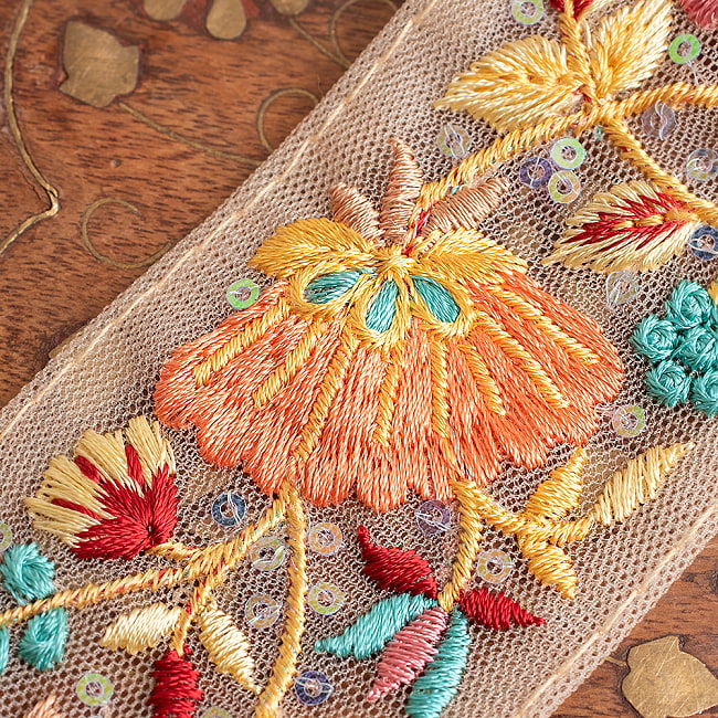 【全2色】チロリアンテープ メーター売 - 金糸が美しい 更紗模様のゴーダ刺繍〔幅:約5cm〕 - くすみパステルの深海花 3 - 拡大写真です