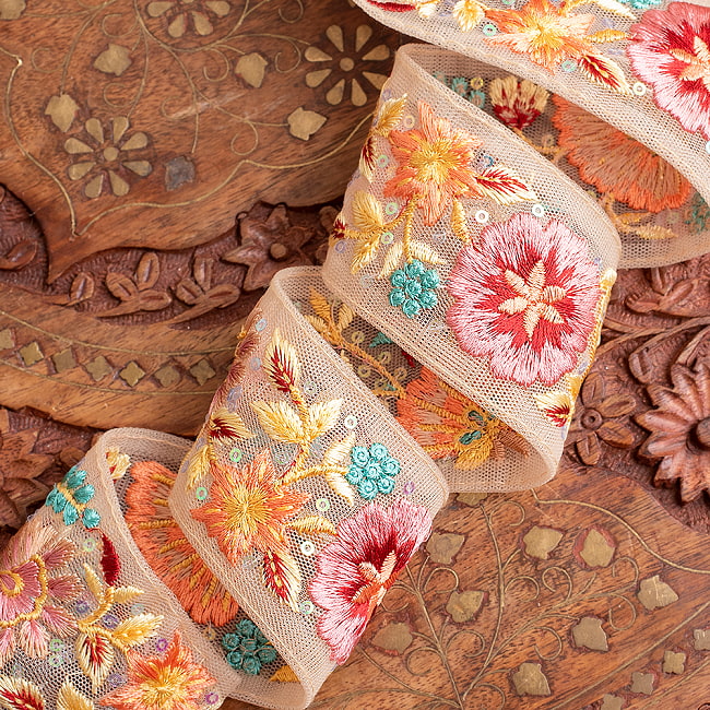 【全2色】チロリアンテープ メーター売 - 金糸が美しい 更紗模様のゴーダ刺繍〔幅:約5cm〕 - くすみパステルの深海花 4 - 別の角度から