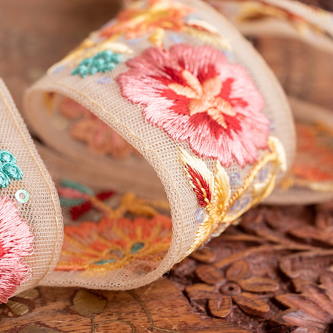 【全2色】チロリアンテープ メーター売 - 金糸が美しい 更紗模様のゴーダ刺繍〔幅:約5cm〕 - くすみパステルの深海花 5 - 光にあたるとキラキラしてキレイです