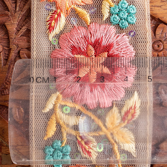 【全2色】チロリアンテープ メーター売 - 金糸が美しい 更紗模様のゴーダ刺繍〔幅:約5cm〕 - くすみパステルの深海花 7 - 横幅はこのくらいです