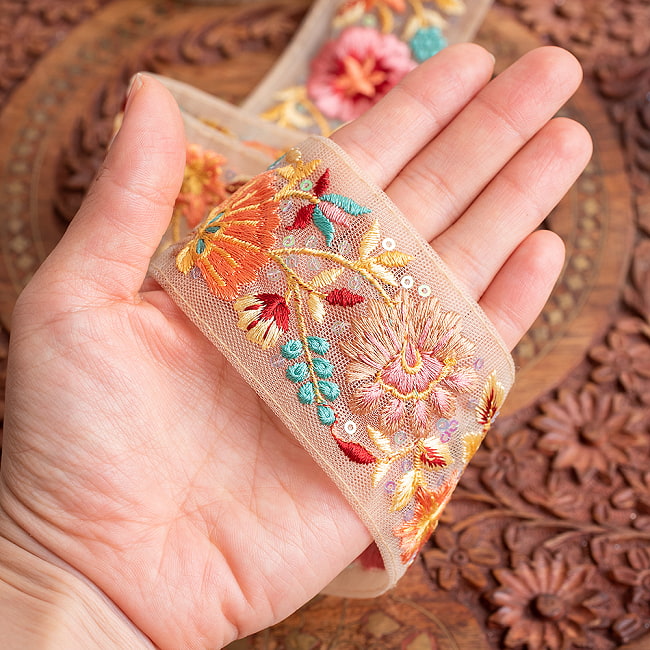 【全2色】チロリアンテープ メーター売 - 金糸が美しい 更紗模様のゴーダ刺繍〔幅:約5cm〕 - くすみパステルの深海花 8 - 手に取ってみました
