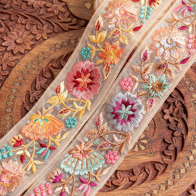 【全2色】チロリアンテープ　メーター売 - 金糸が美しい　　更紗模様のゴーダ刺繍〔幅:約5cm〕 - くすみパステルの深海花の写真1枚目です。インドではサリーの飾り付けなどに使われています。衣服以外にも、バッグやカーテンなどなど、様々な用途にご使用いただけます。Gota embroidery,刺繍,ラジャスタン,ミラーワーク,チロリアンテープ,手芸,花柄,エスニック
