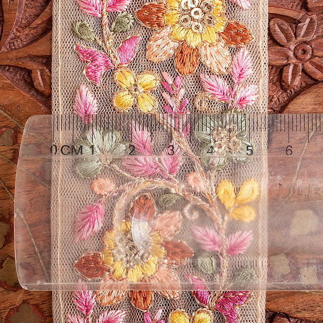 【全3色】チロリアンテープ　メーター売 - 金糸が美しい　　更紗模様のゴーダ刺繍〔幅:約5.5cm〕 - マルチカラーのフラワー刺繍 7 - 横幅はこのくらいです