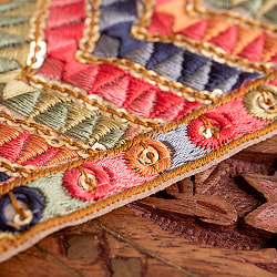 チロリアンテープ　メーター売 -　更紗模様のゴーダ刺繍〔幅:約6.3cm〕 - マルチカラーの幾何学模様 - サブ3