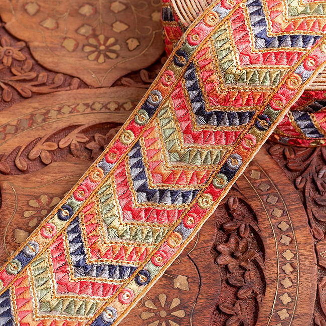 チロリアンテープ　メーター売 -　更紗模様のゴーダ刺繍〔幅:約6.3cm〕 - マルチカラーの幾何学模様の写真1枚目です。インドではサリーの飾り付けなどに使われています。衣服以外にも、バッグやカーテンなどなど、様々な用途にご使用いただけます。Gota embroidery,刺繍,ラジャスタン,ミラーワーク,チロリアンテープ,手芸,花柄,エスニック