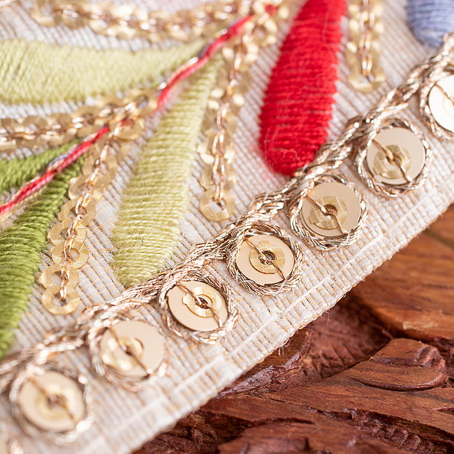 チロリアンテープ　メーター売 - 金糸が美しい　　更紗模様のゴーダ刺繍〔幅:約4.8cm〕 - マルチカラーの若葉模様 3 - 拡大写真です
