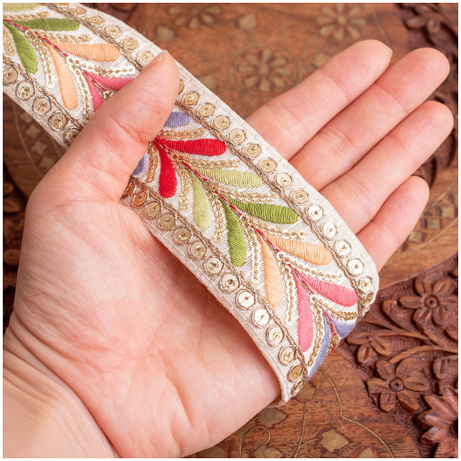 チロリアンテープ メーター売 - 金糸が美しい 更紗模様のゴーダ刺繍〔幅:約4.8cm〕 - マルチカラーの若葉模様 8 - 手に取ってみました