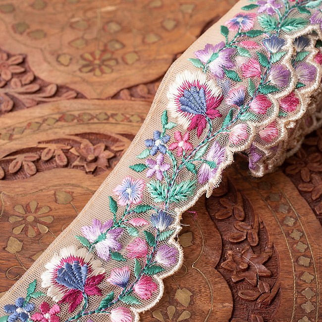 【全4色】チロリアンテープ　メーター売 - 金糸が美しい　　更紗模様のゴーダ刺繍〔幅:約5.3cm〕 - パイピングくすみフラワー刺繍 2 - 他にはないとても素敵な雰囲気。No.1です。