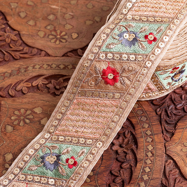 【全2色】チロリアンテープ　メーター売 - 金糸が美しい　　更紗模様のゴーダ刺繍〔幅:約6cm〕 - スパンコールとお花の刺繍 2 - 他にはないとても素敵な雰囲気。No.1です。