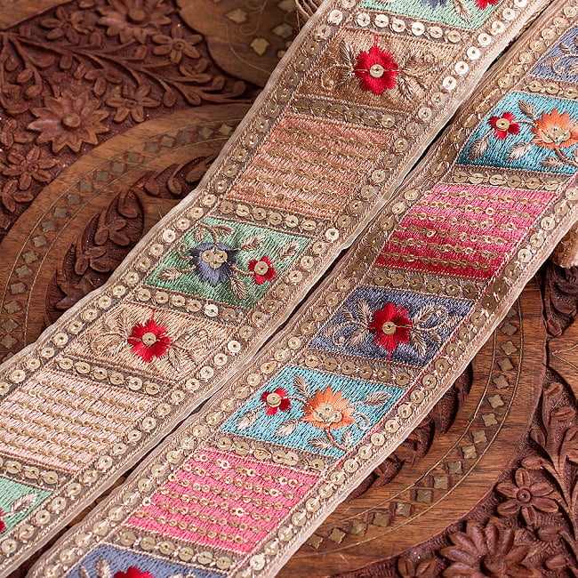 【全2色】チロリアンテープ　メーター売 - 金糸が美しい　　更紗模様のゴーダ刺繍〔幅:約6cm〕 - スパンコールとお花の刺繍の写真