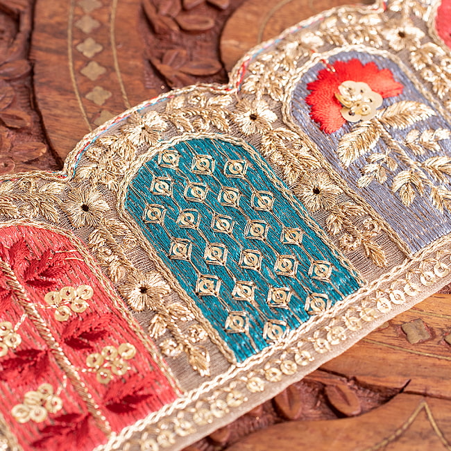 チロリアンテープ メーター売 - 金糸が美しい 更紗模様のゴーダ刺繍〔幅:約7.5cm〕 - 壁画の中の植物 2 - 他にはないとても素敵な雰囲気。No.1です。