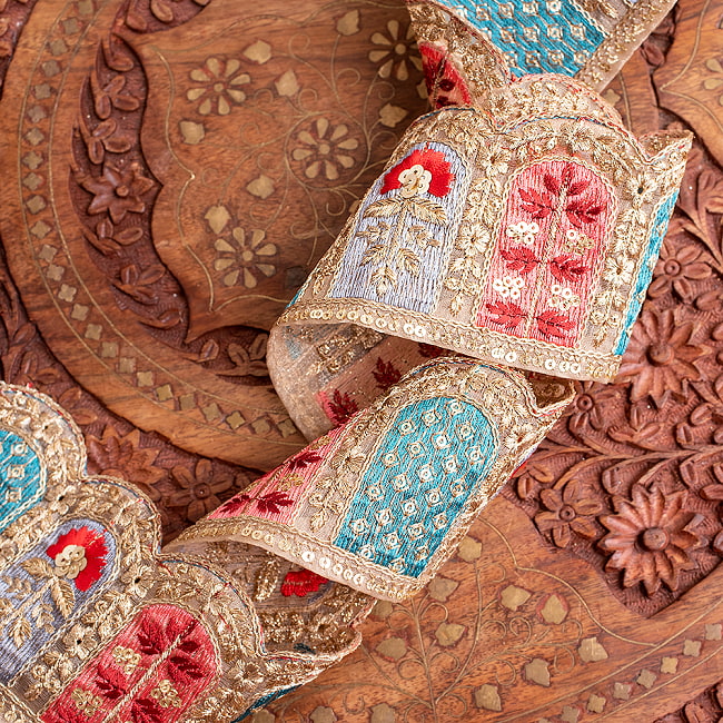 チロリアンテープ メーター売 - 金糸が美しい 更紗模様のゴーダ刺繍〔幅:約7.5cm〕 - 壁画の中の植物 4 - 別の角度から