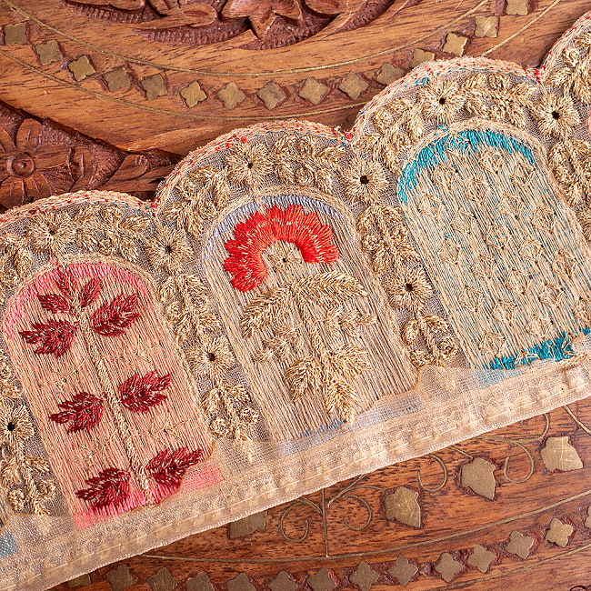 チロリアンテープ　メーター売 - 金糸が美しい　　更紗模様のゴーダ刺繍〔幅:約7.5cm〕 - 壁画の中の植物 6 - 裏面はこちら