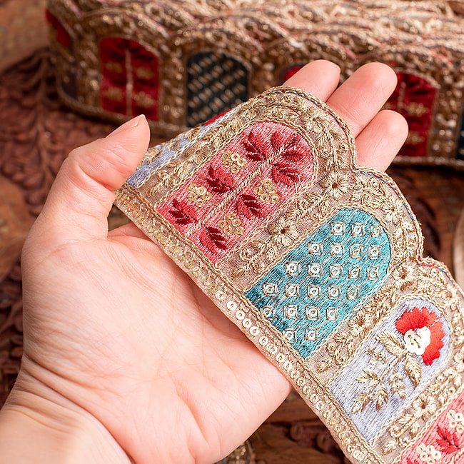 チロリアンテープ メーター売 - 金糸が美しい 更紗模様のゴーダ刺繍〔幅:約7.5cm〕 - 壁画の中の植物 8 - 手に取ってみました