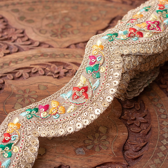 チロリアンテープ　メーター売 - 金糸が美しい　　更紗模様のゴーダ刺繍〔幅:約3.8cm〕 - マルチカラー蔦模様の写真1枚目です。インドではサリーの飾り付けなどに使われています。衣服以外にも、バッグやカーテンなどなど、様々な用途にご使用いただけます。Gota embroidery,刺繍,ラジャスタン,インド刺繍,チロリアンテープ,手芸,花柄,エスニック
