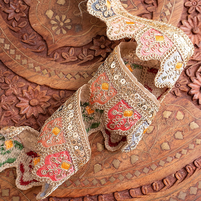 チロリアンテープ　メーター売 - 金糸が美しい　　更紗模様のゴーダ刺繍〔幅:約5.5cm〕 -お城の壁 4 - 別の角度から