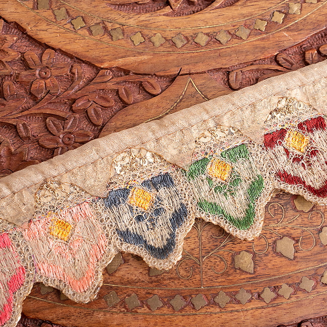 チロリアンテープ　メーター売 - 金糸が美しい　　更紗模様のゴーダ刺繍〔幅:約5.5cm〕 -お城の壁 6 - 裏面はこちら