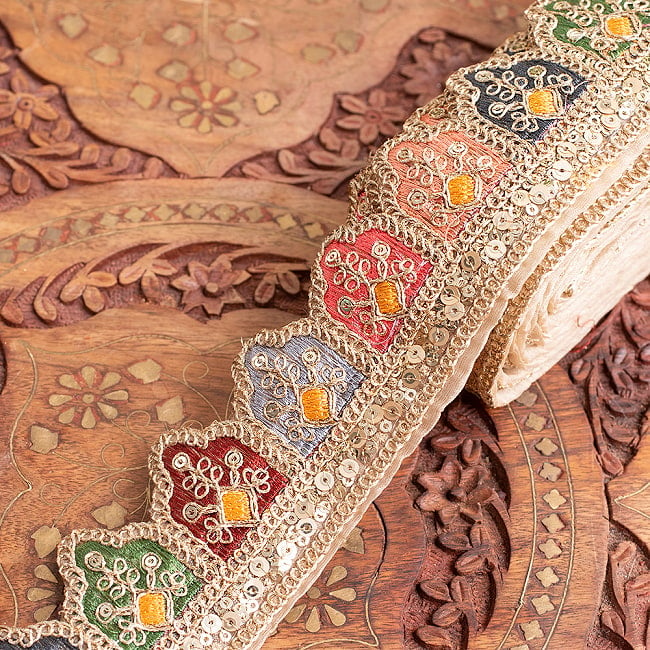 チロリアンテープ　メーター売 - 金糸が美しい　　更紗模様のゴーダ刺繍〔幅:約5.5cm〕 -お城の壁の写真1枚目です。インドではサリーの飾り付けなどに使われています。衣服以外にも、バッグやカーテンなどなど、様々な用途にご使用いただけます。Gota embroidery,刺繍,ラジャスタン,インド刺繍,チロリアンテープ,手芸,花柄,エスニック