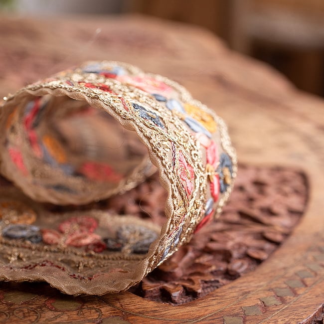 チロリアンテープ　メーター売 - 金糸が美しい　　更紗模様のゴーダ刺繍〔幅:約5.5cm〕 - マカロンフラワー 5 - 光にあたるとキラキラしてキレイです