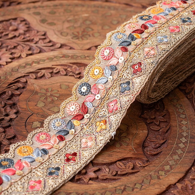 チロリアンテープ　メーター売 - 金糸が美しい　　更紗模様のゴーダ刺繍〔幅:約5.5cm〕 - マカロンフラワーの写真1枚目です。インドではサリーの飾り付けなどに使われています。衣服以外にも、バッグやカーテンなどなど、様々な用途にご使用いただけます。Gota embroidery,刺繍,ラジャスタン,インド刺繍,チロリアンテープ,手芸,花柄,エスニック