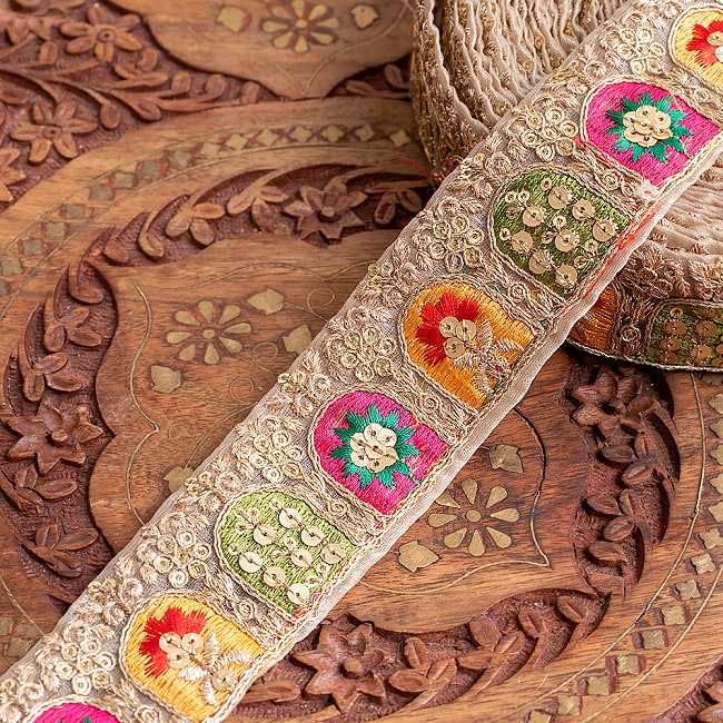チロリアンテープ　メーター売 - 金糸が美しい　　更紗模様のゴーダ刺繍〔幅:約4.2cm〕 - 壁画の中の南国植物 2 - 他にはないとても素敵な雰囲気。No.1です。