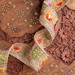 チロリアンテープ　メーター売 - 金糸が美しい　　更紗模様のゴーダ刺繍〔幅:約4.2cm〕 - 壁画の中の南国植物 - サブ4