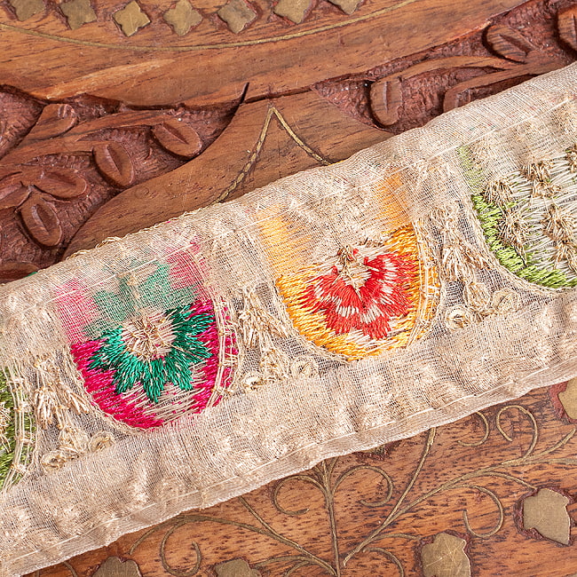 チロリアンテープ　メーター売 - 金糸が美しい　　更紗模様のゴーダ刺繍〔幅:約4.2cm〕 - 壁画の中の南国植物 6 - 裏面はこちら