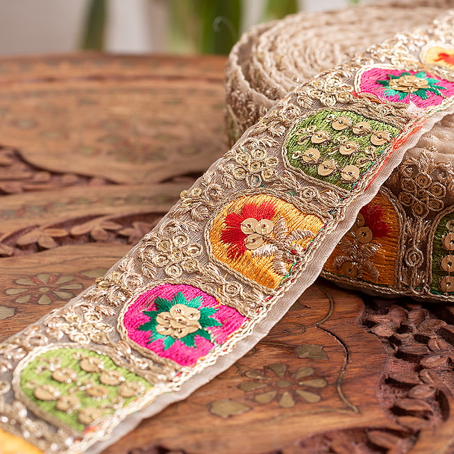 チロリアンテープ　メーター売 - 金糸が美しい　　更紗模様のゴーダ刺繍〔幅:約4.2cm〕 - 壁画の中の南国植物の写真1枚目です。インドではサリーの飾り付けなどに使われています。衣服以外にも、バッグやカーテンなどなど、様々な用途にご使用いただけます。Gota embroidery,刺繍,ラジャスタン,インド刺繍,チロリアンテープ,手芸,花柄,エスニック