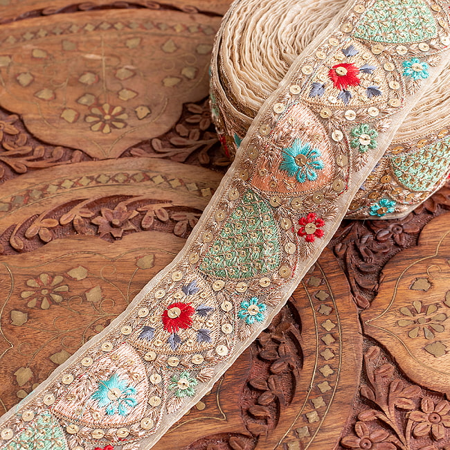チロリアンテープ　メーター売 - 金糸が美しい　　更紗模様のゴーダ刺繍〔幅:約5.3cm〕 - マカロンカラーなフラワー刺繍の写真1枚目です。インドではサリーの飾り付けなどに使われています。衣服以外にも、バッグやカーテンなどなど、様々な用途にご使用いただけます。Gota embroidery,刺繍,ラジャスタン,インド刺繍,チロリアンテープ,手芸,花柄,エスニック