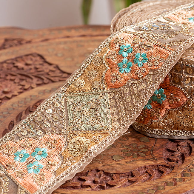 チロリアンテープ　メーター売 - 金糸が美しい　　更紗模様のゴーダ刺繍〔幅:約7.5cm〕 - シャンパンカラーのインド刺繍 2 - 他にはないとても素敵な雰囲気。No.1です。
